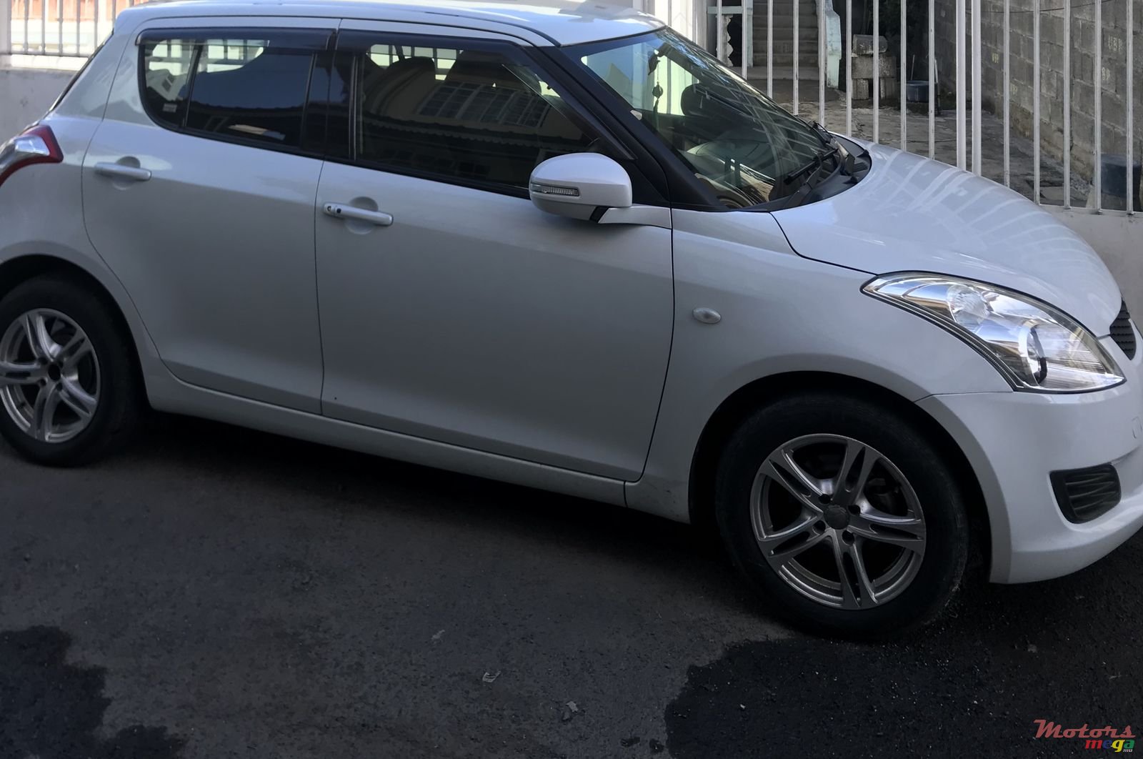 2013' Suzuki Swift photo #2