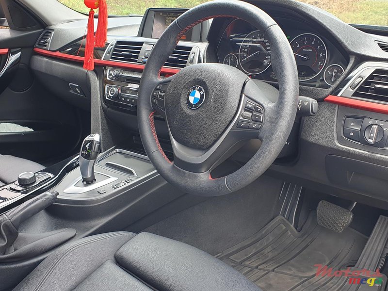 2017' BMW 318 photo #5