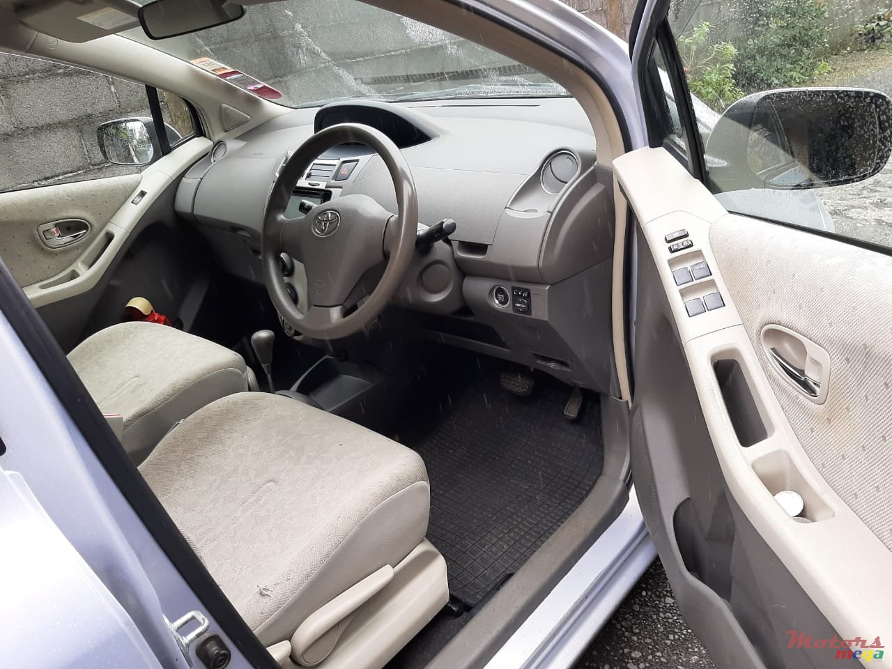 2008' Toyota Vitz photo #2