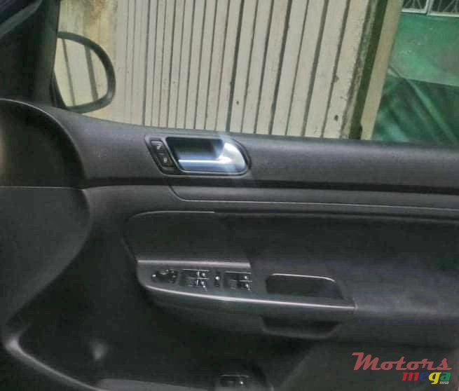 2009' Volkswagen Golf photo #5
