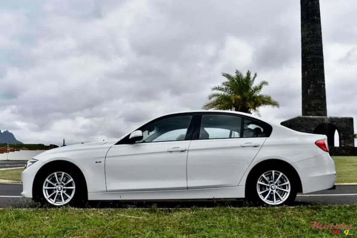 2015' BMW 3 Series photo #2