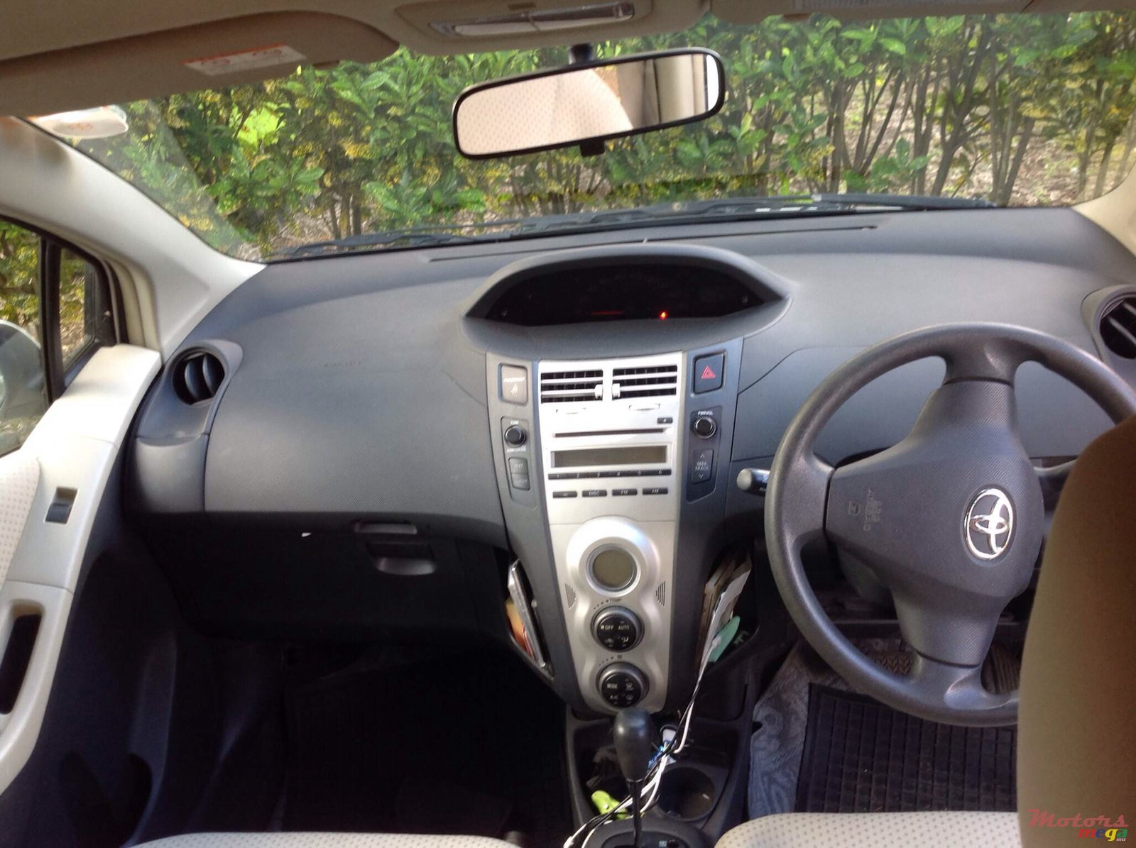 2006' Toyota Vitz photo #2