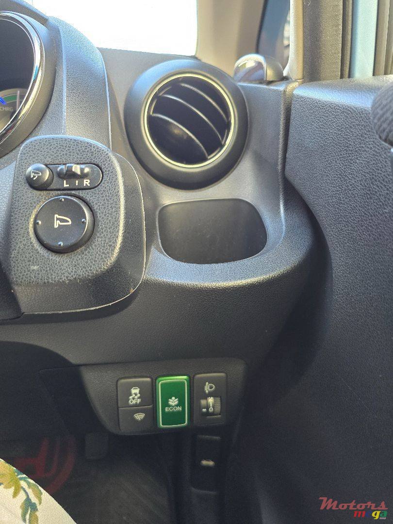 2012' Honda Fit Hybrid photo #5