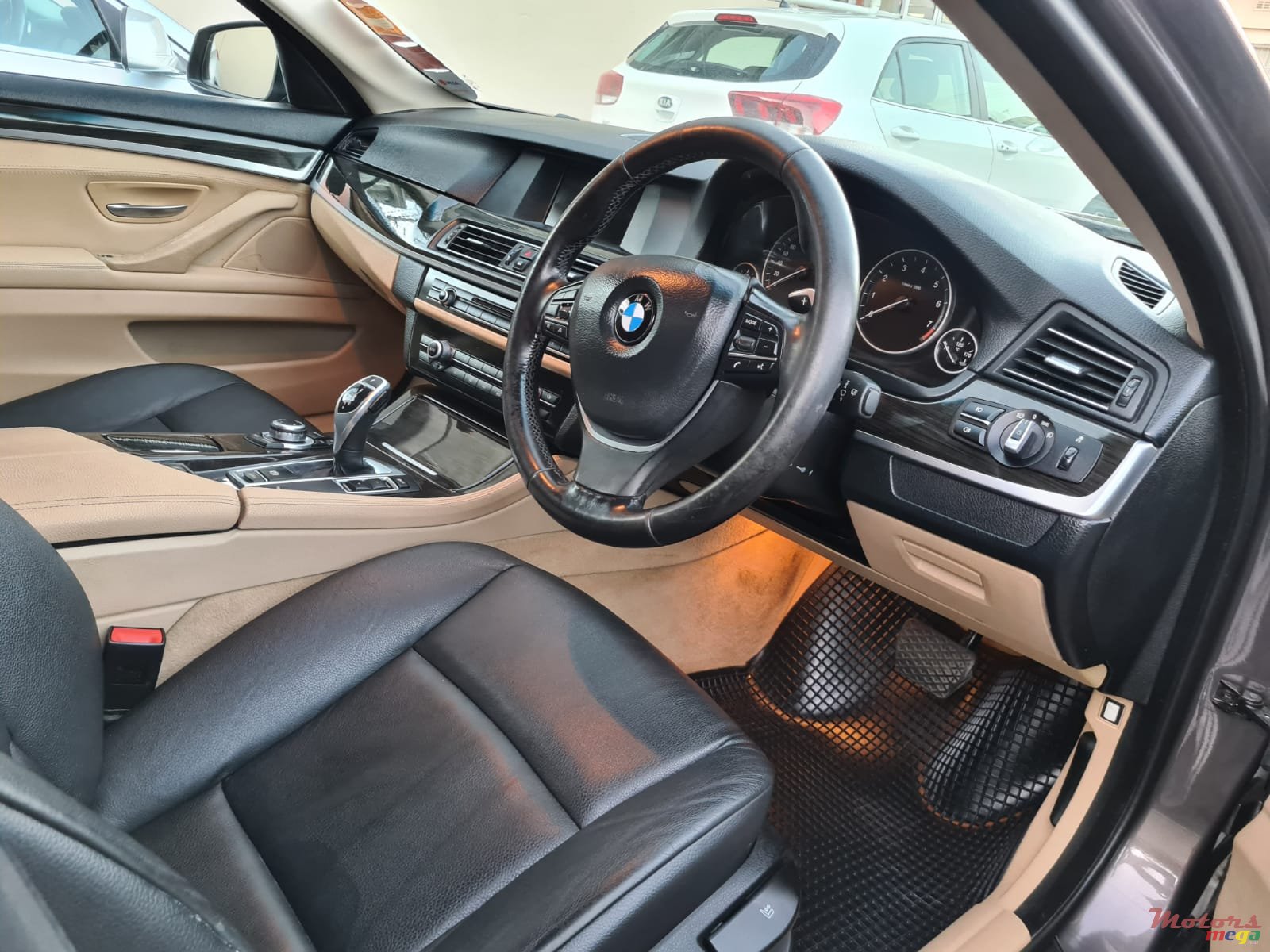 2012' BMW 520 F10 520i photo #5