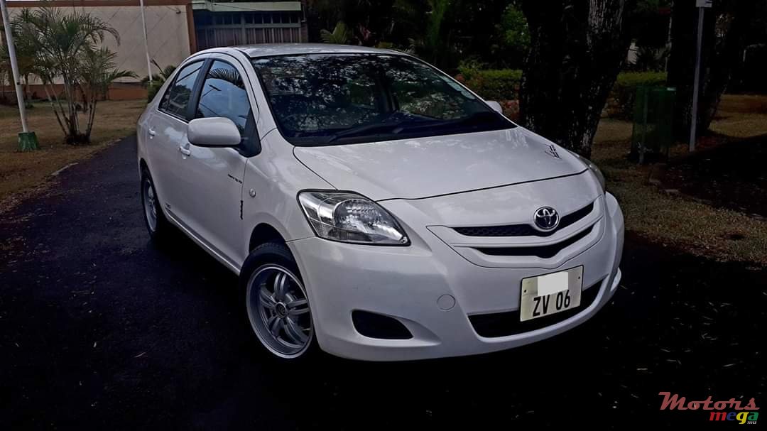 2006' Toyota Belta photo #1