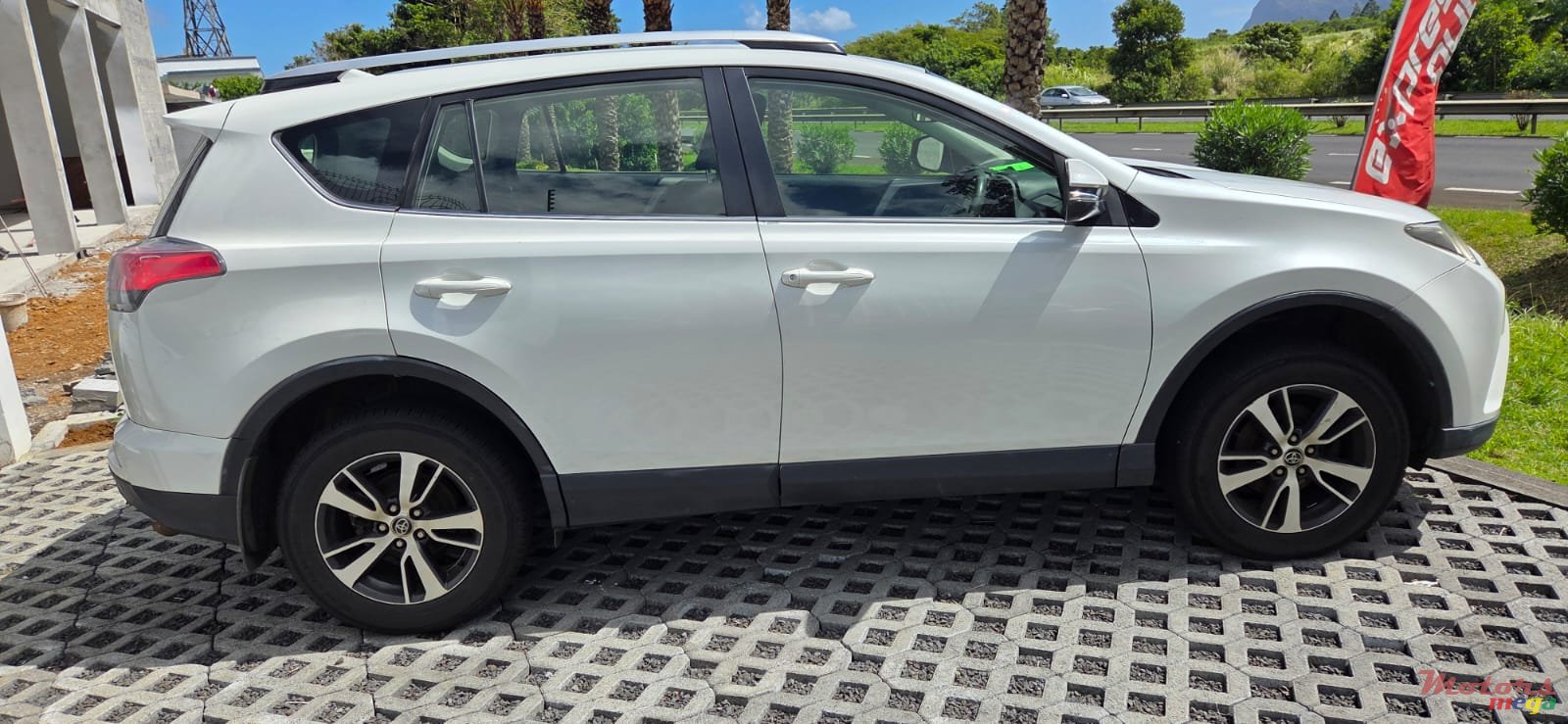 2016' Toyota RAV4 photo #5