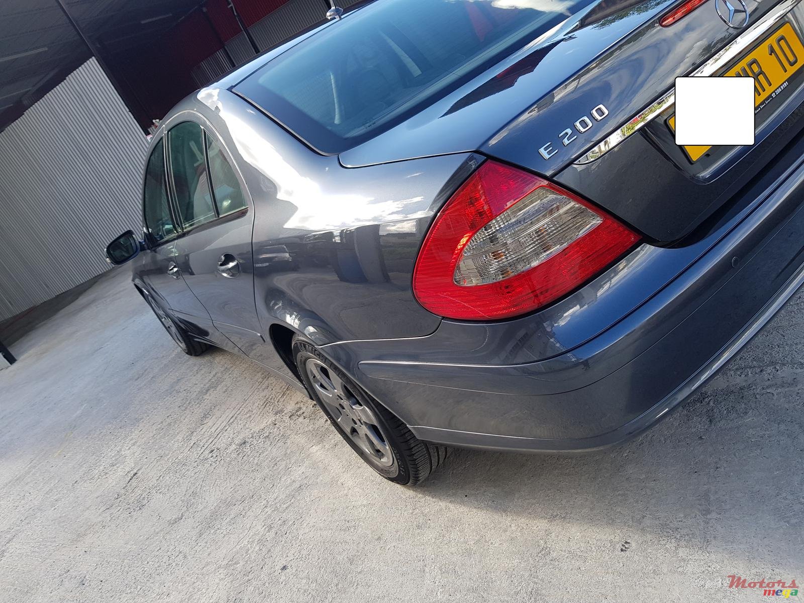 2010' Mercedes-Benz E-Class E200 photo #6