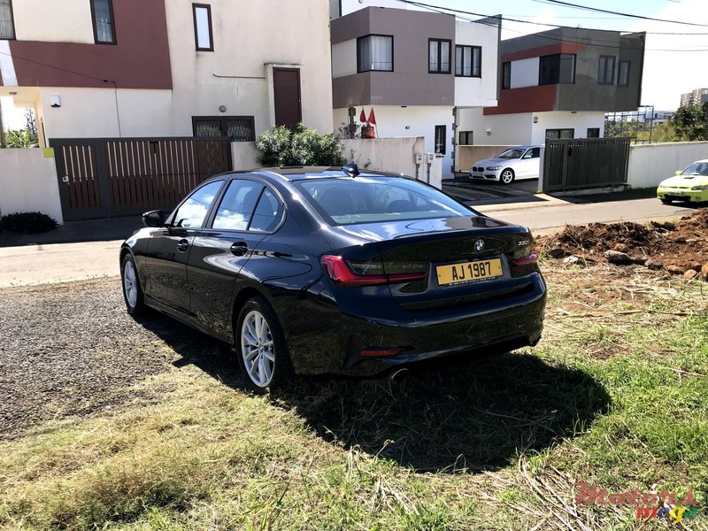 2019' BMW 3 Series 330i photo #3