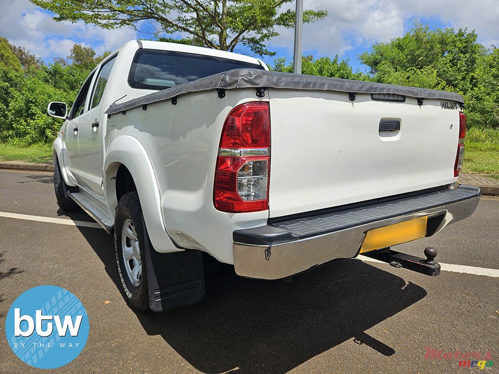 2015' Toyota Hilux photo #3