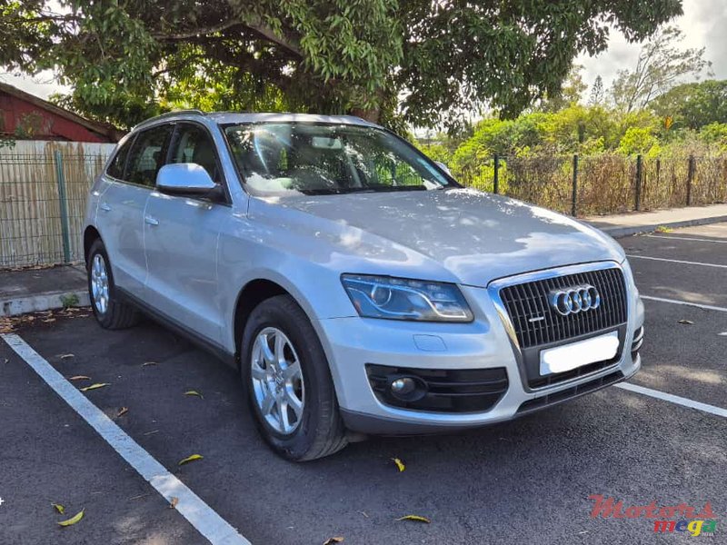 2011' Audi Q5 Quattro photo #1