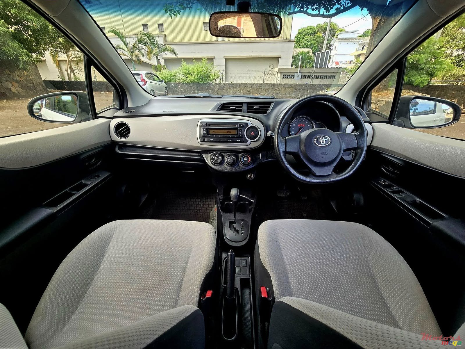 2013' Toyota Vitz photo #7