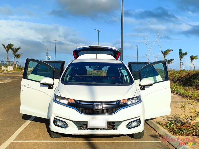 2017' Honda Fit Hybrid photo #3