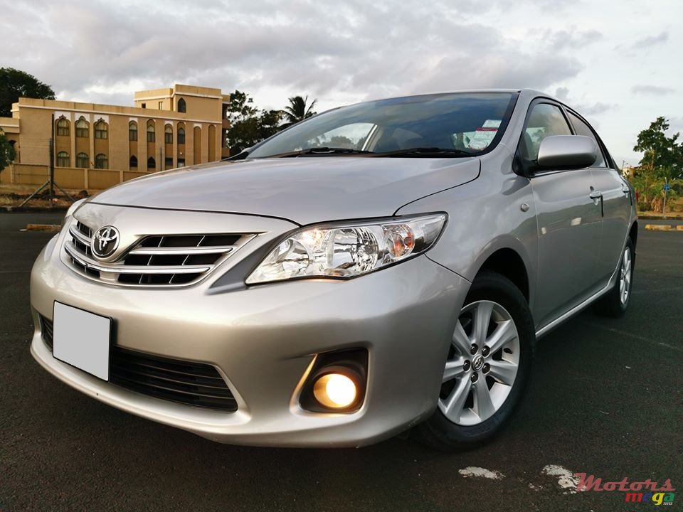 2013' Toyota Corolla GLi photo #2