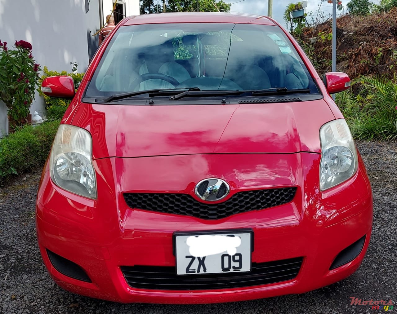 2009' Toyota Vitz photo #2