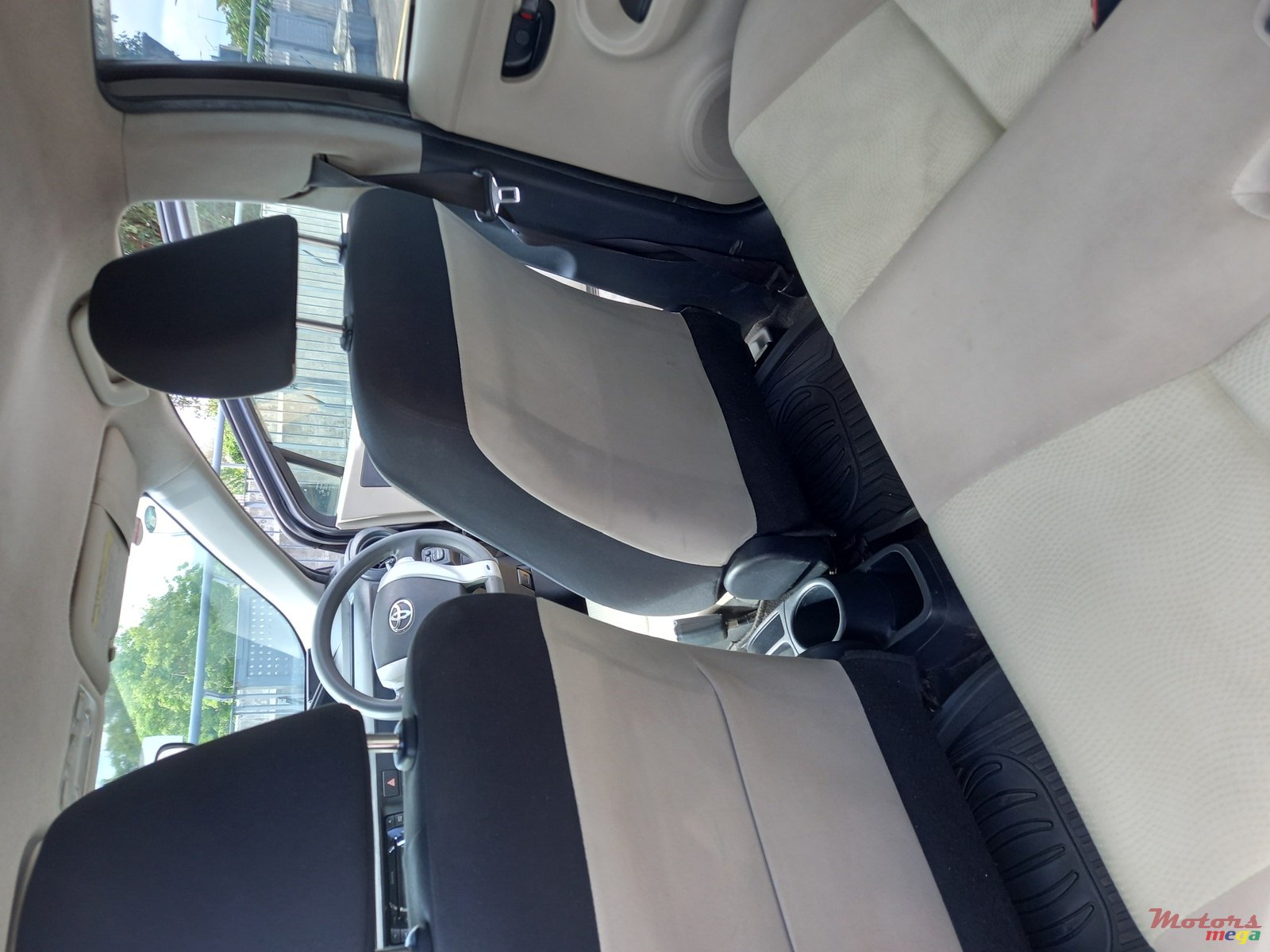 2012' Toyota Aqua photo #3