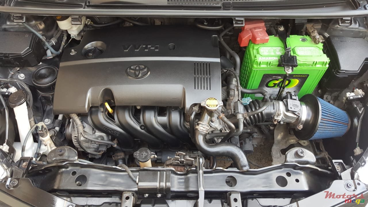 2011' Toyota Vitz RS photo #5