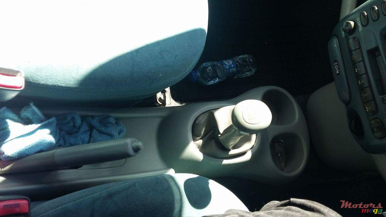 1999' Toyota Vitz photo #4