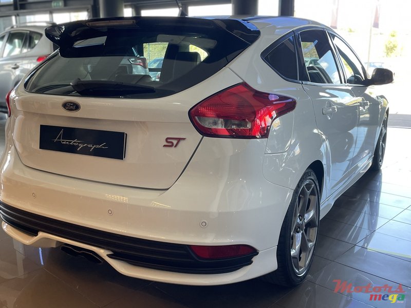 2017' Ford Focus ST photo #5