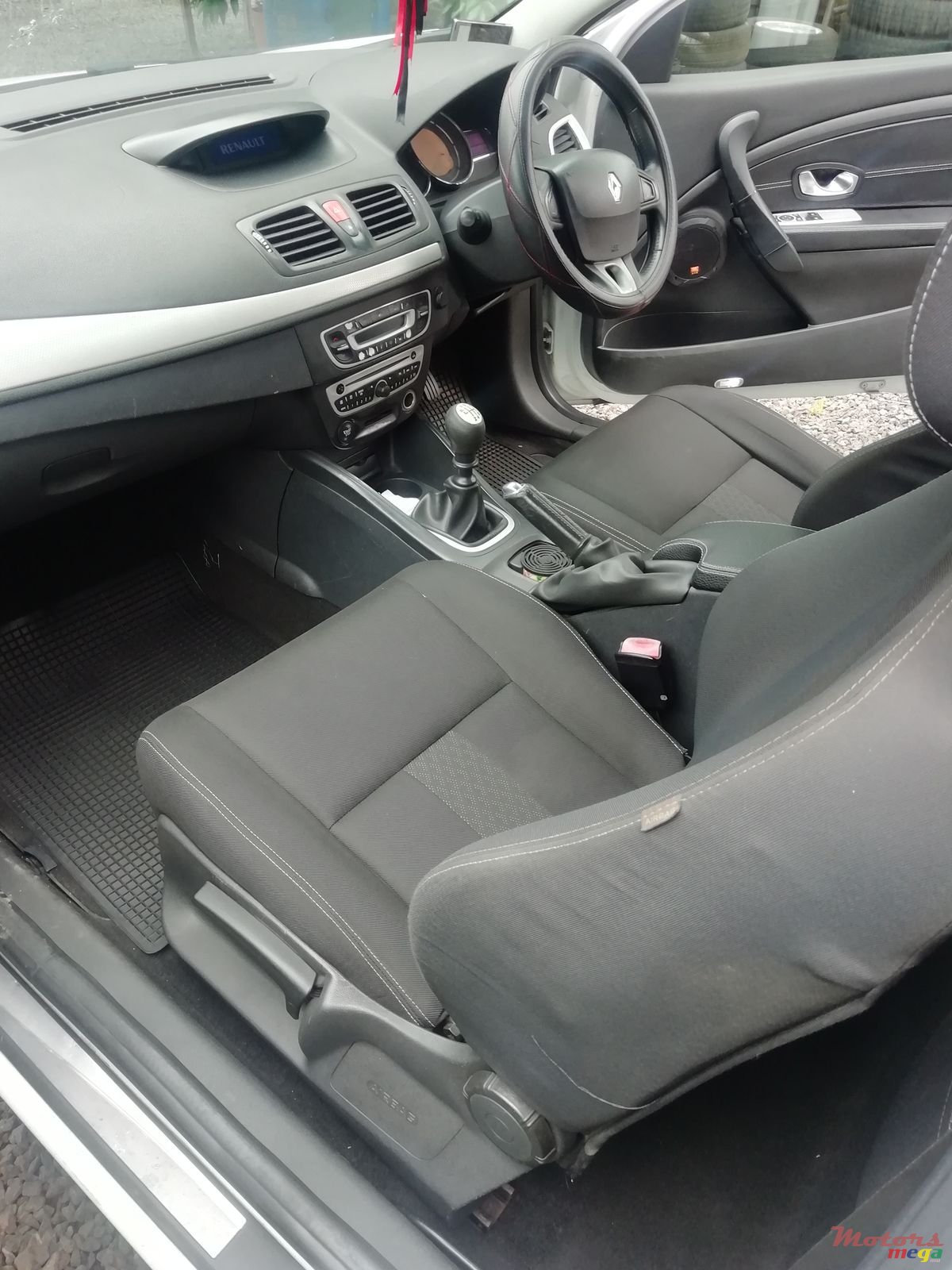 2011' Renault Megane photo #5