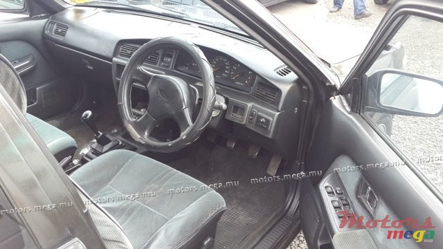 1990' Nissan Bluebird photo #3