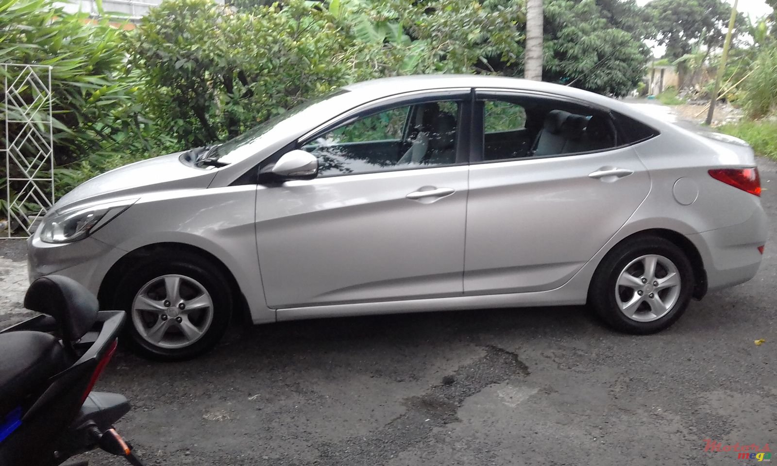 2011' Hyundai Accent photo #6