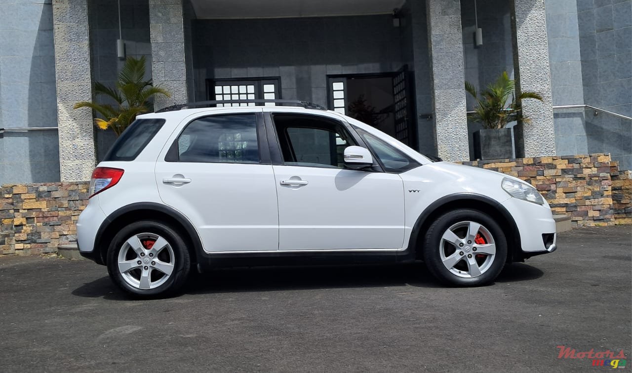 2010' Suzuki SX4 photo #2