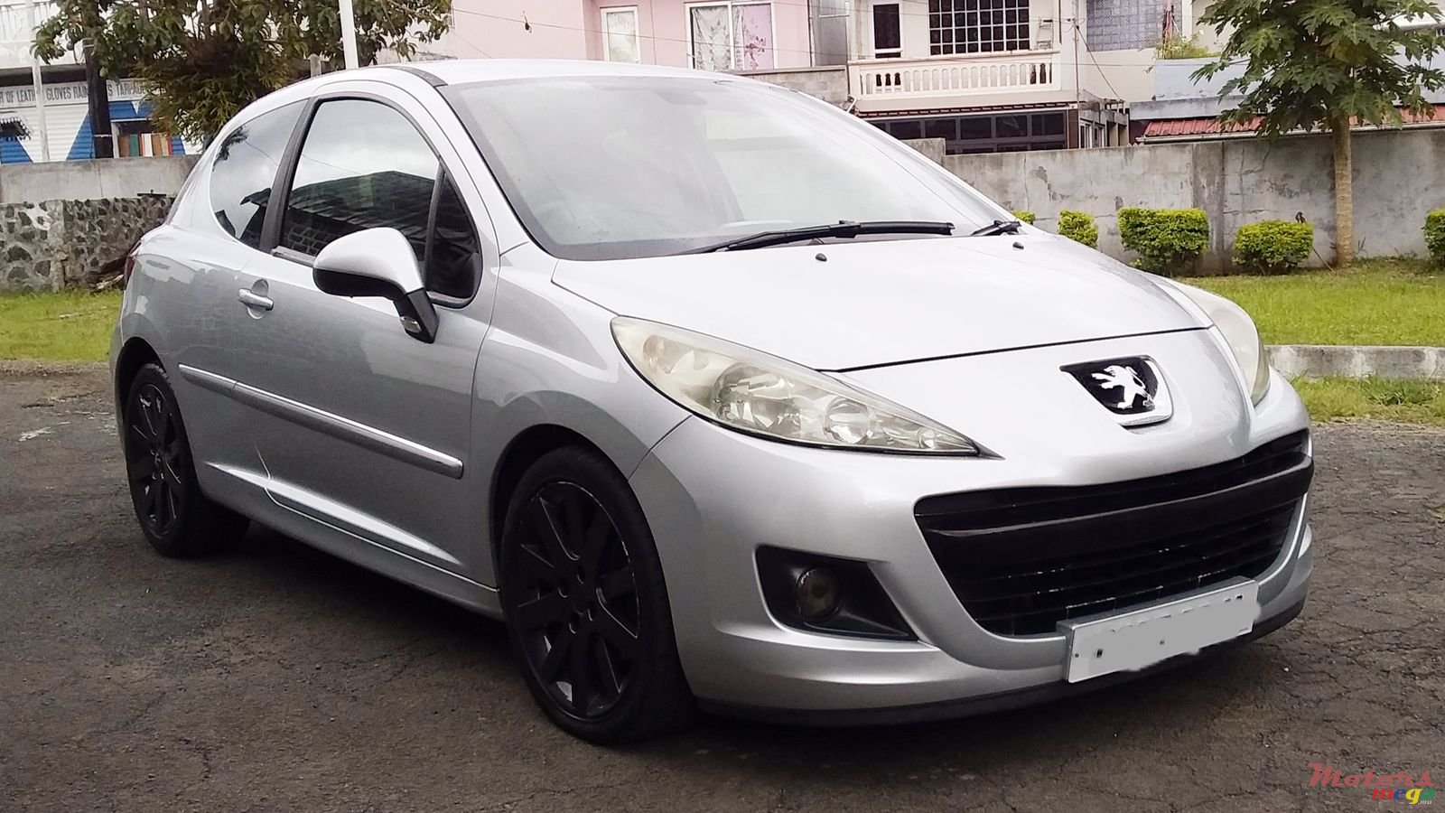 2011' Peugeot 207 GTi photo #1