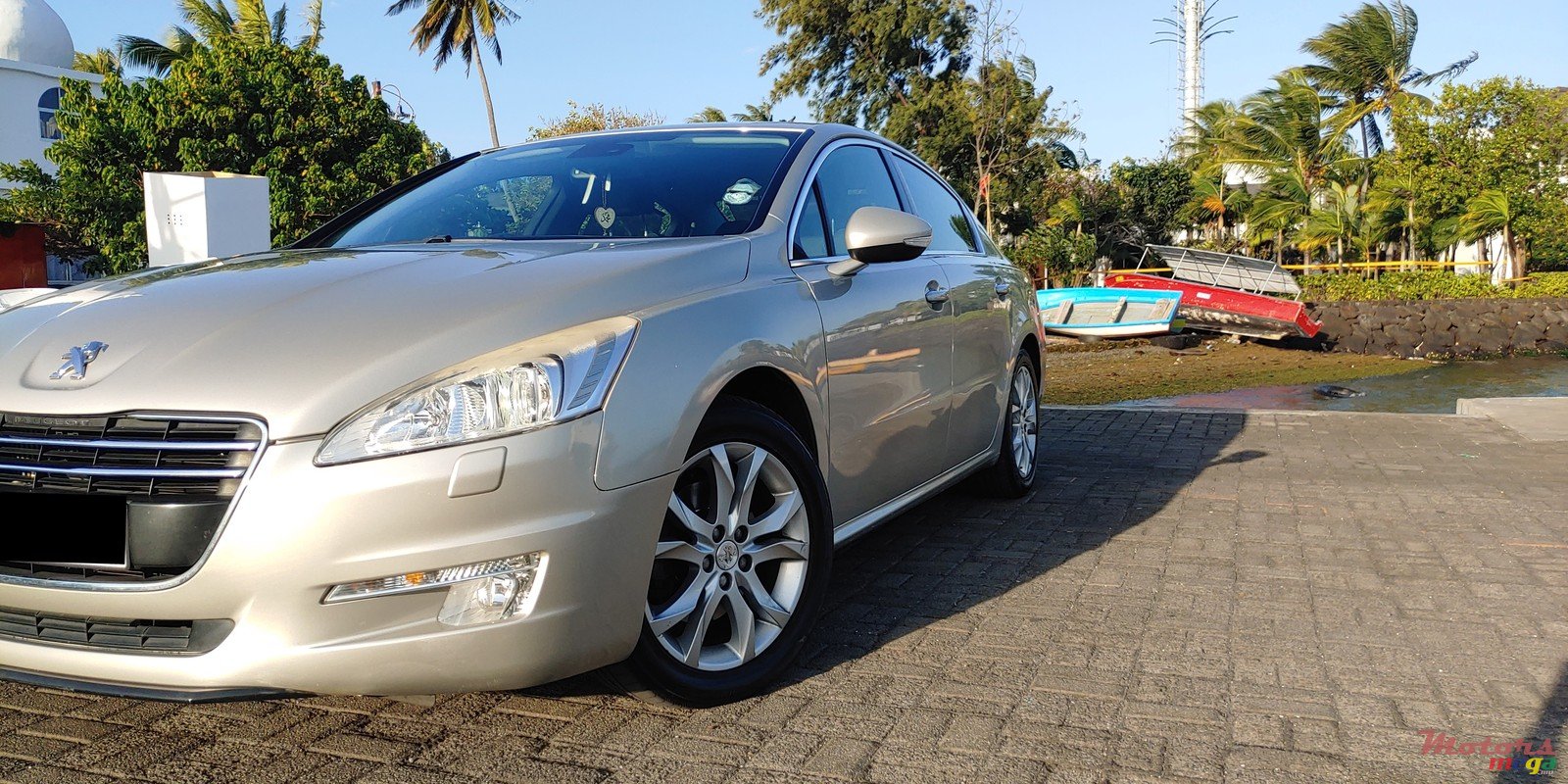 2012' Peugeot 508 1.6 L Sedan Turbo Charged photo #2