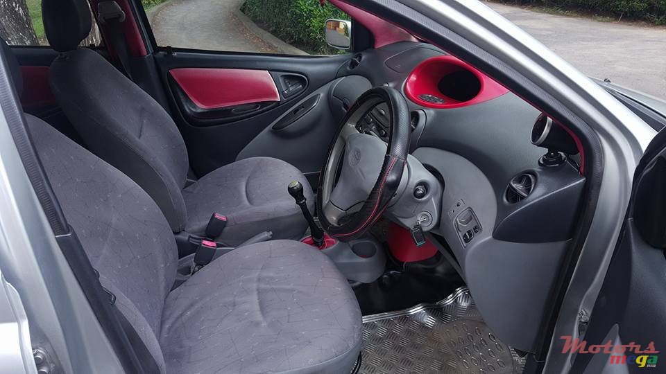 2000' Toyota Vitz photo #5