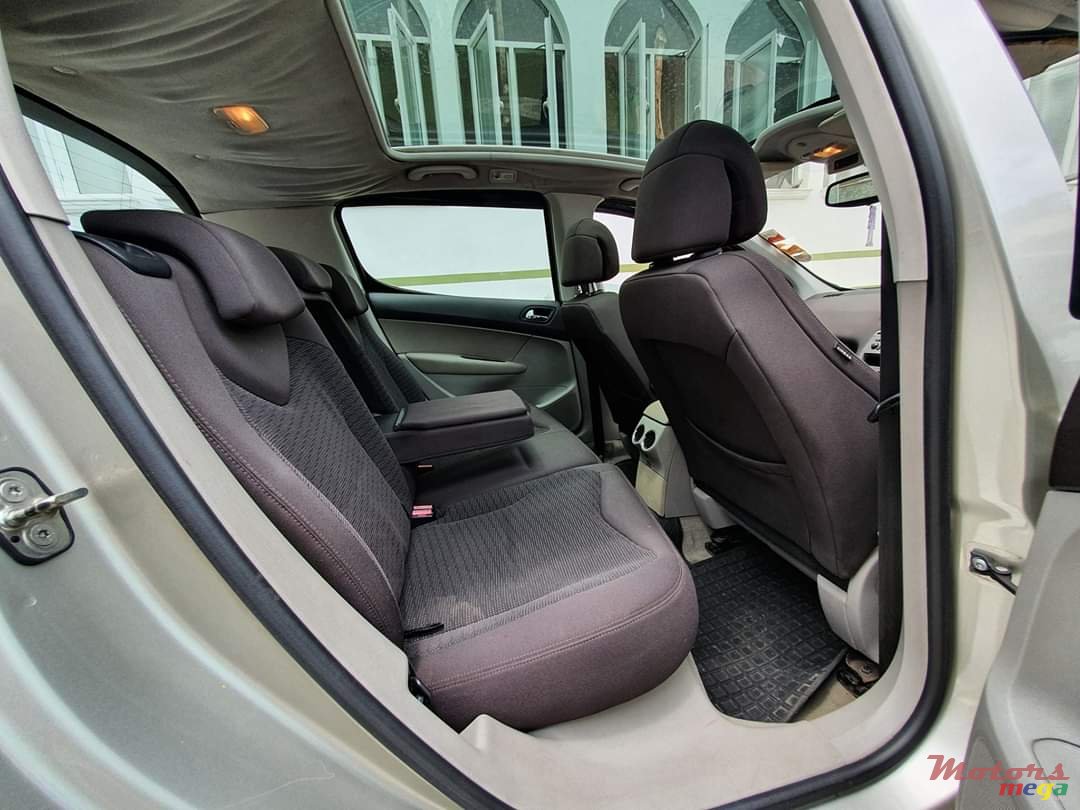 2010' Peugeot 308 photo #7