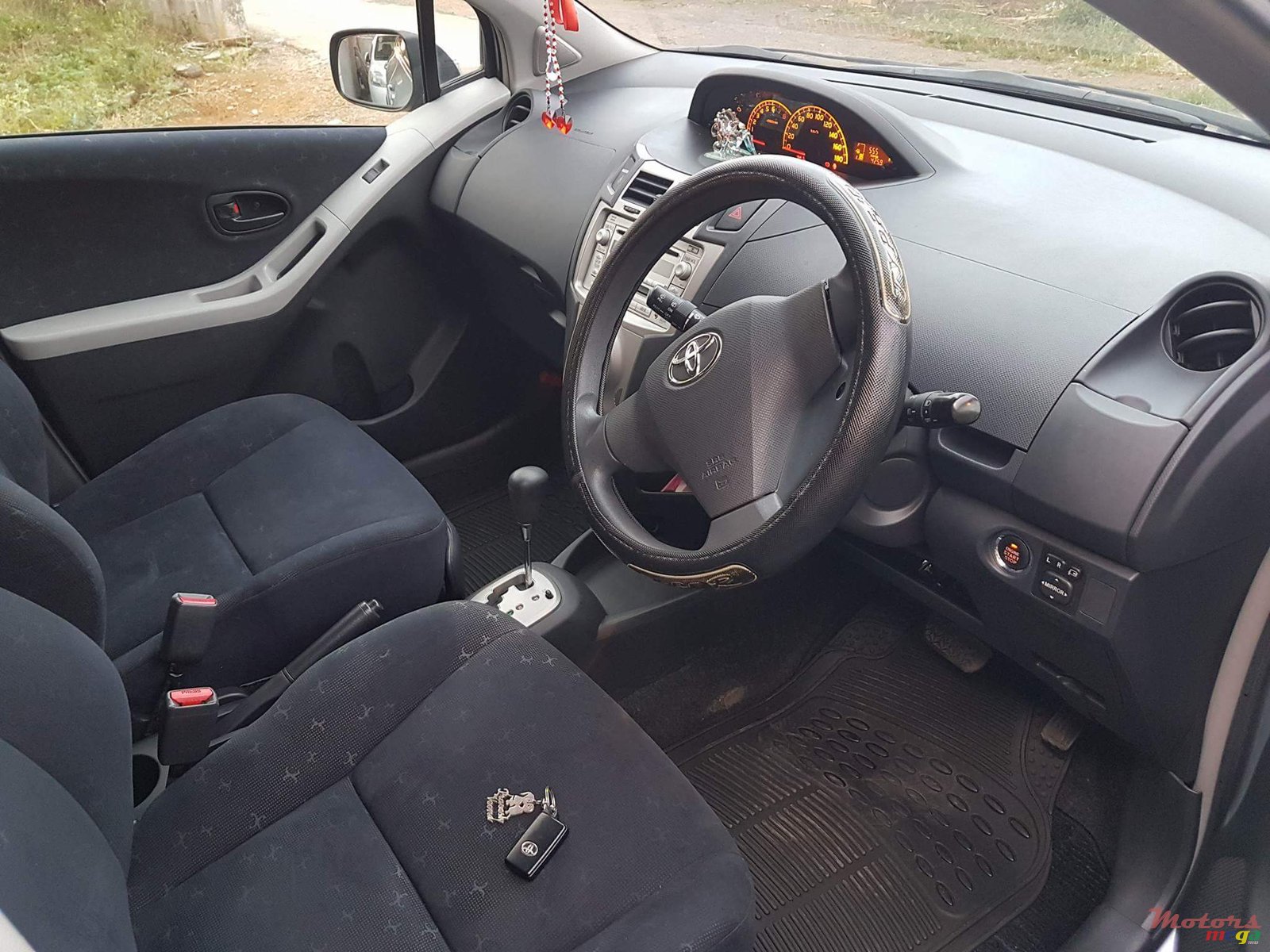 2010' Toyota Vitz photo #4