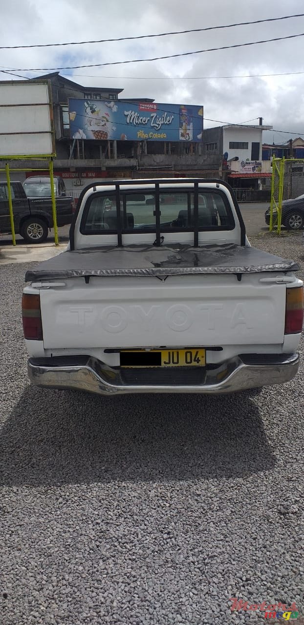 2004' Toyota Hilux photo #5