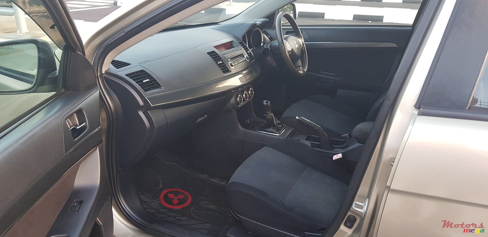 2010' Mitsubishi Lancer Ex photo #6