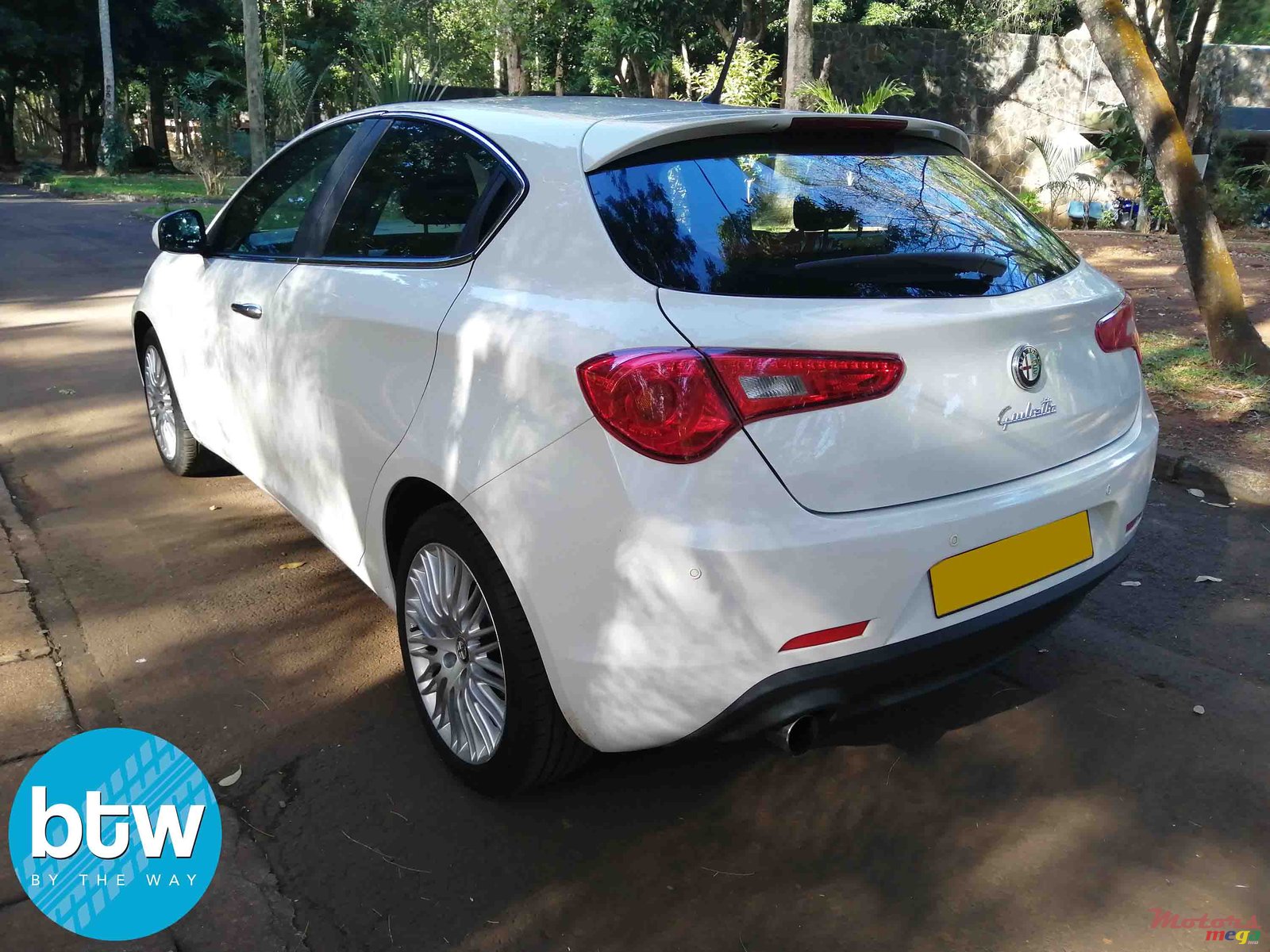 2011' Alfa Romeo Giulietta photo #3