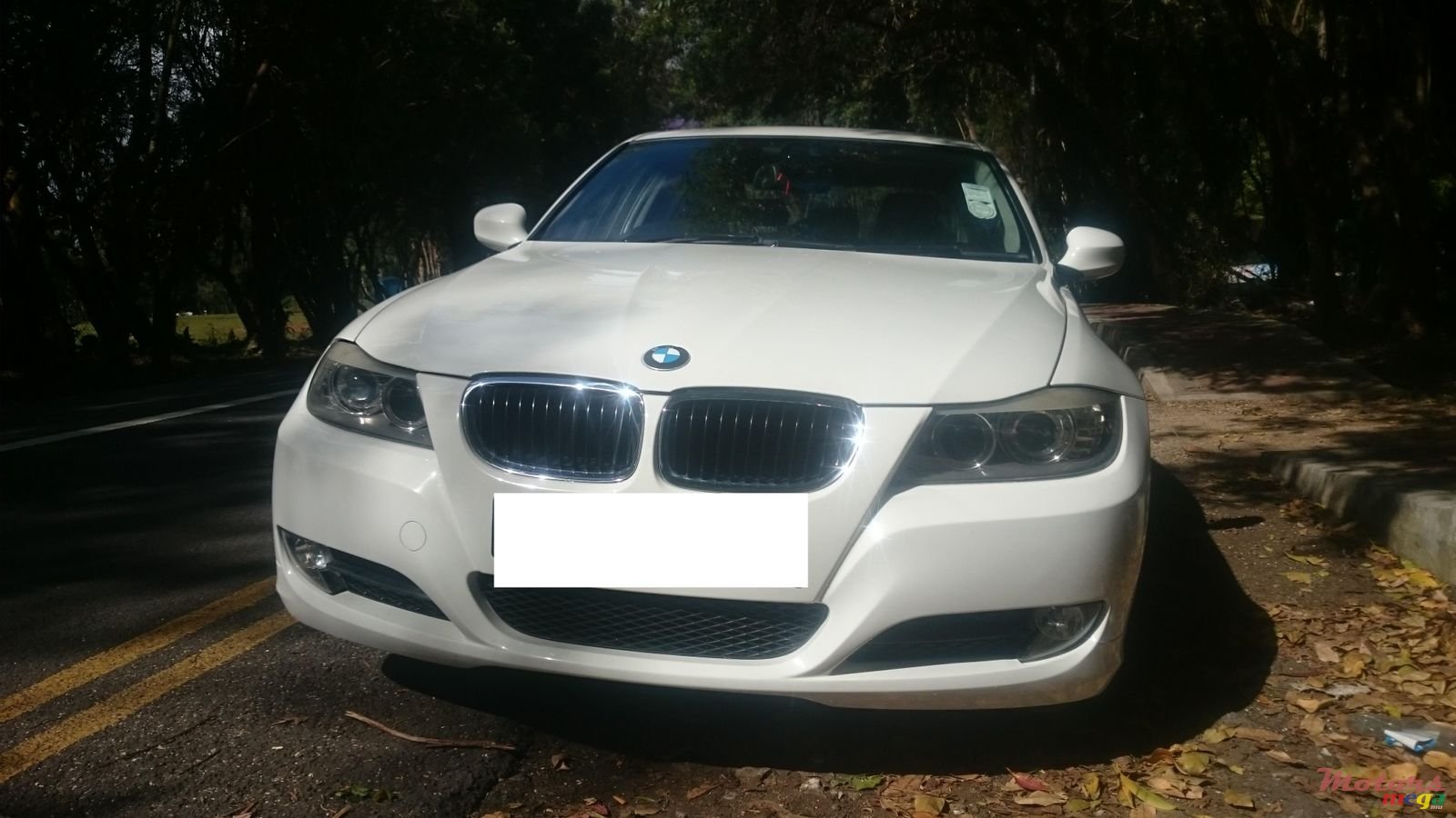 2011' BMW 3 Series E90 320i photo #1