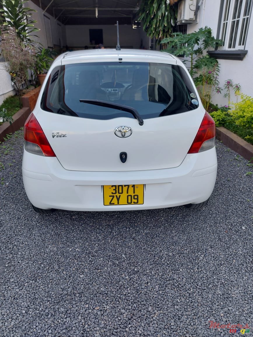 2009' Toyota Vitz photo #2
