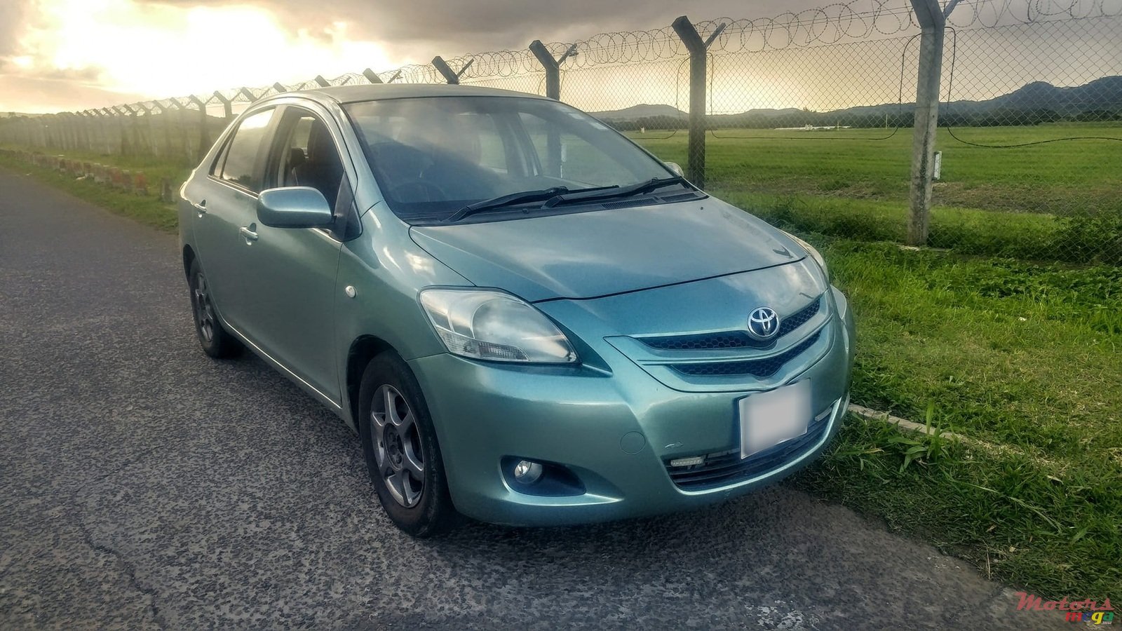 2006' Toyota Belta photo #1