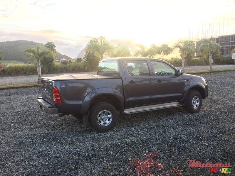 2011' Toyota Hilux photo #3