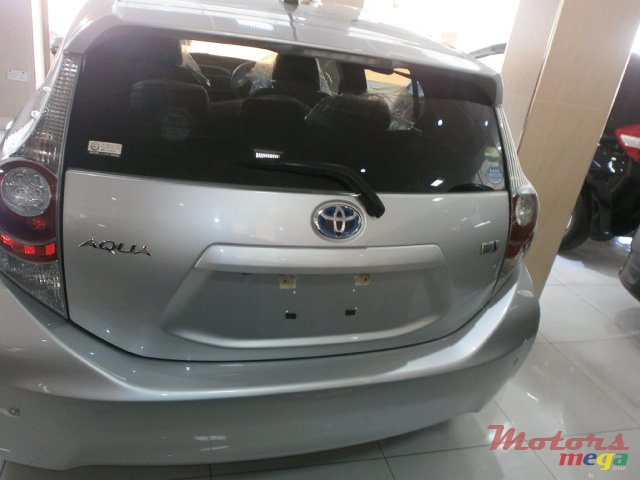 2012' Toyota Prius c aqua photo #3