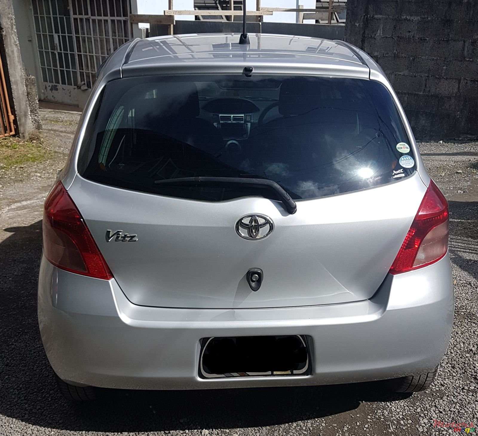 2006' Toyota Vitz photo #2