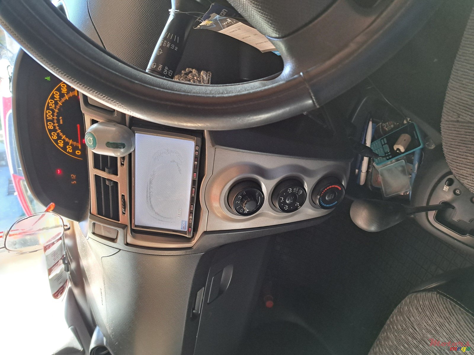 2008' Toyota Vitz photo #6