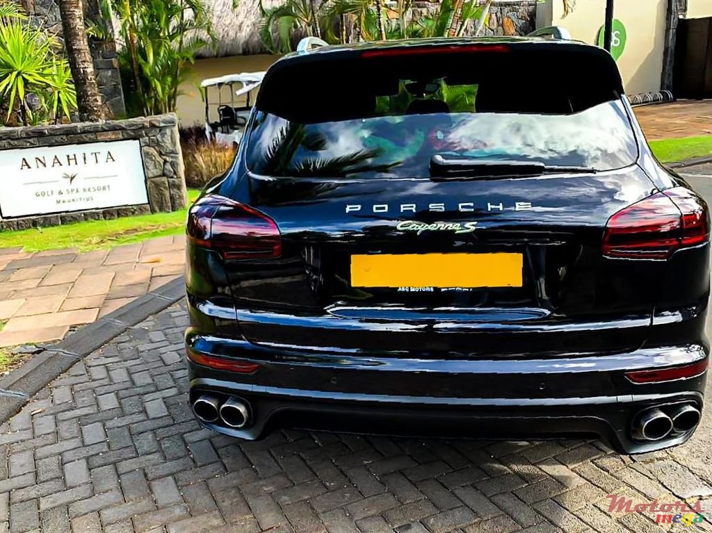 2015' Porsche Cayenne S E-hybrid photo #7