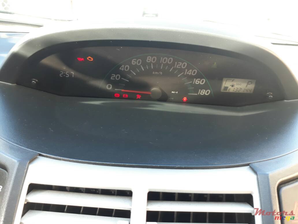 2007' Toyota Vitz photo #5