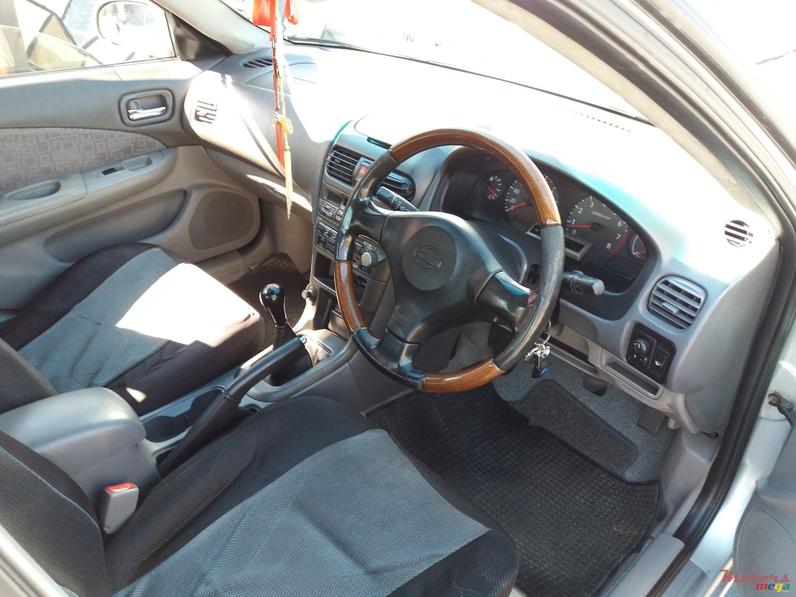 2000' Nissan photo #3