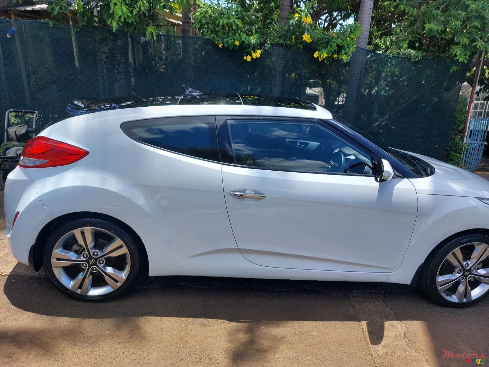 2017' Hyundai Veloster photo #1