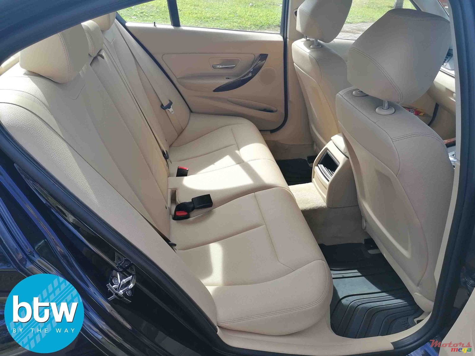 2012' BMW 3 Series 320i photo #4