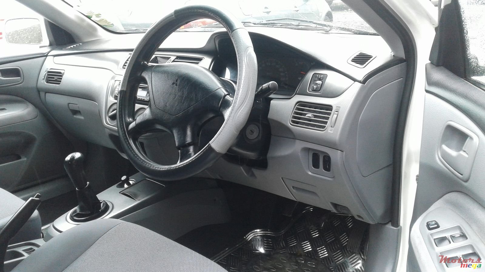 2009' Mitsubishi Lancer GLX photo #3