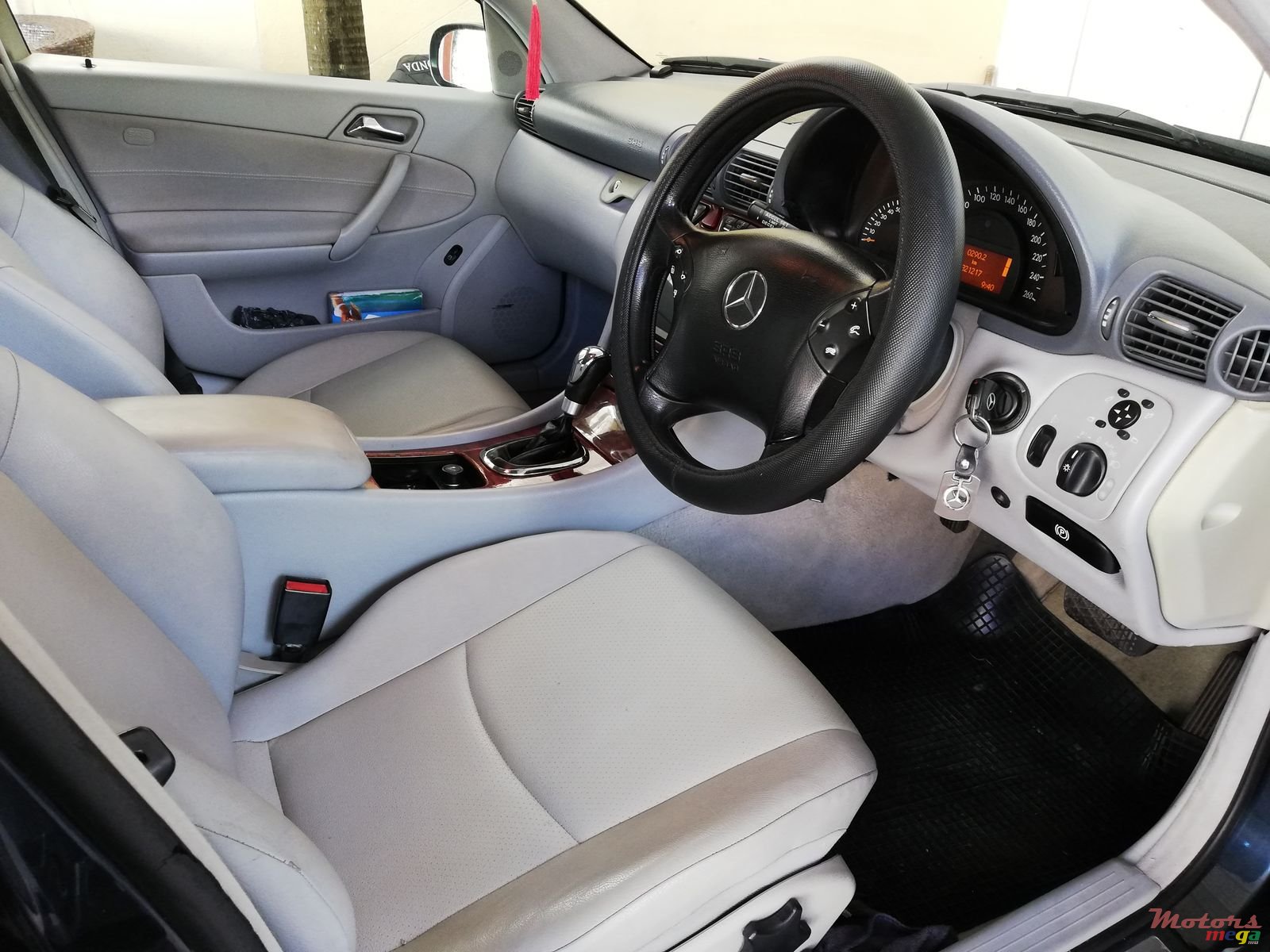 2002' Mercedes-Benz C-Class photo #2