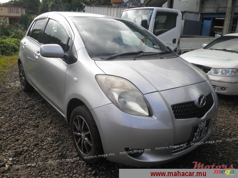 2007' Toyota Vitz photo #1