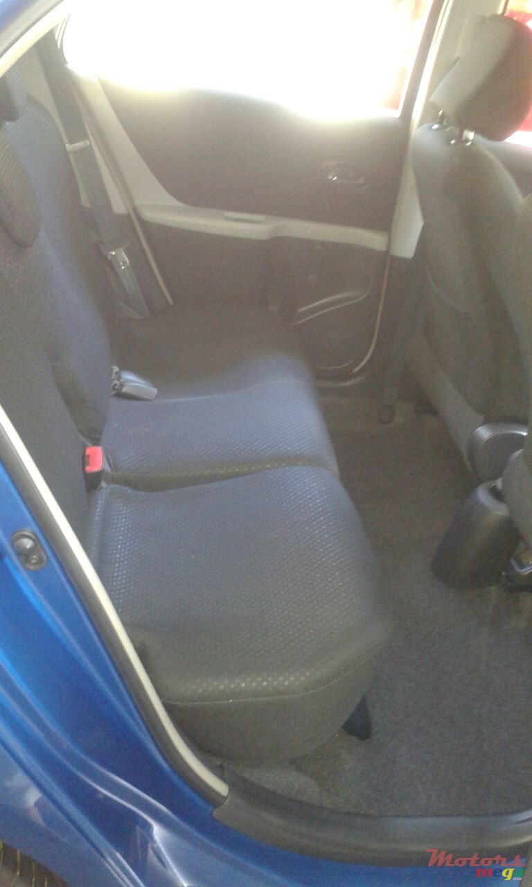 2010' Toyota Yaris photo #7
